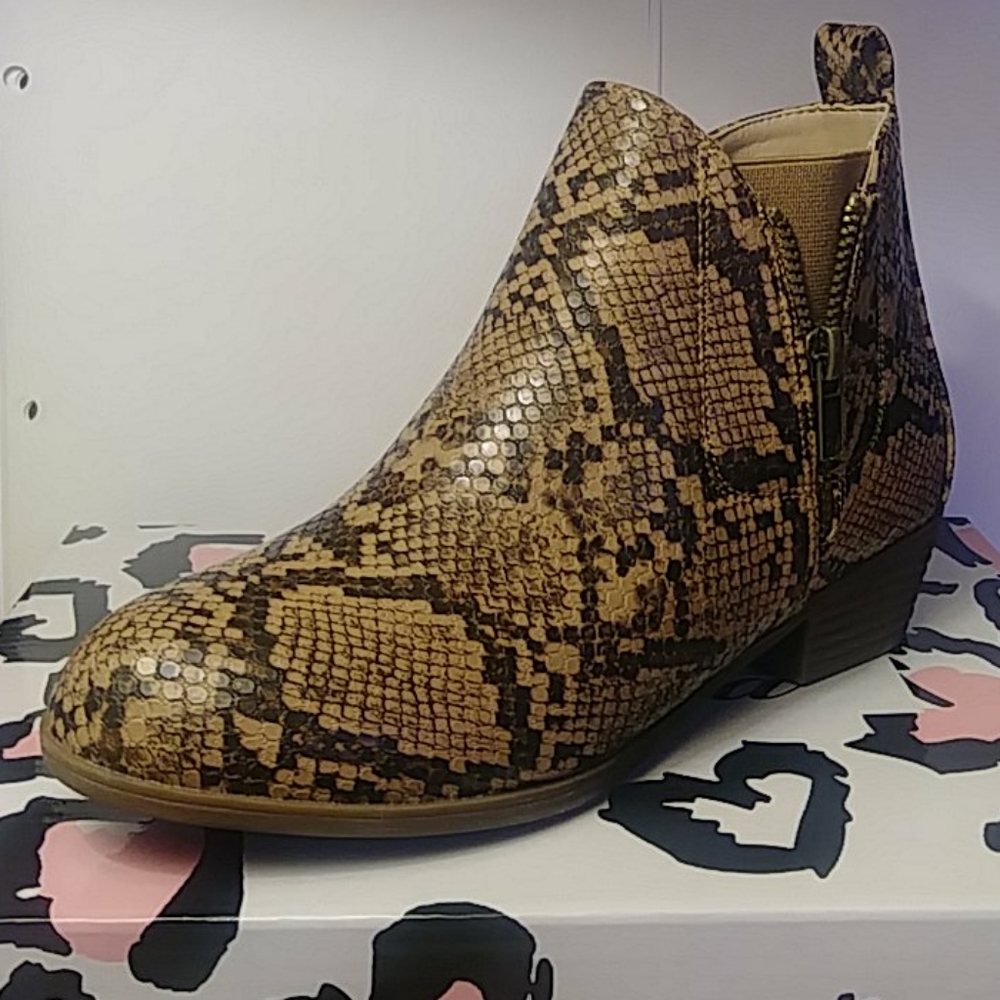 Mata Shoes Frisco-2 Snake Ankle Bootie 1.25" heel new! size 8.5